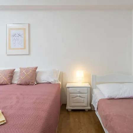 Apartment Roza *